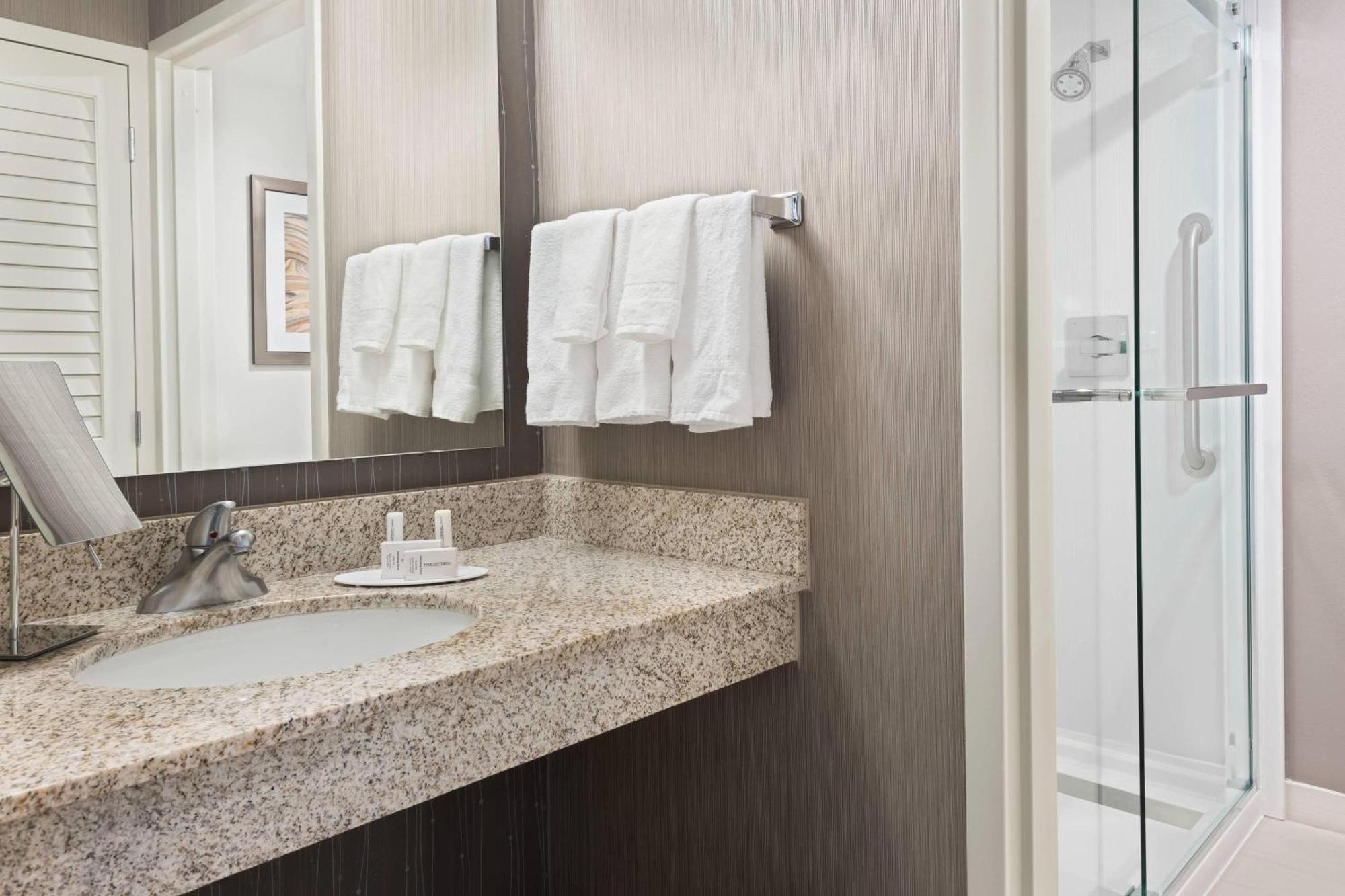 Courtyard Downtown 3*